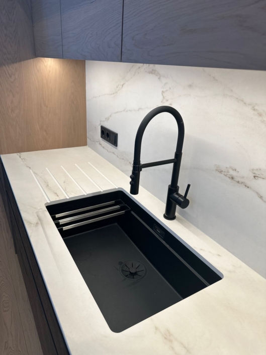 schwarze Abwasch inmitten heller Arbeitsfläche