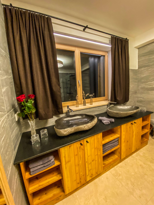 2 Waschbecken Naturstein stilvoll