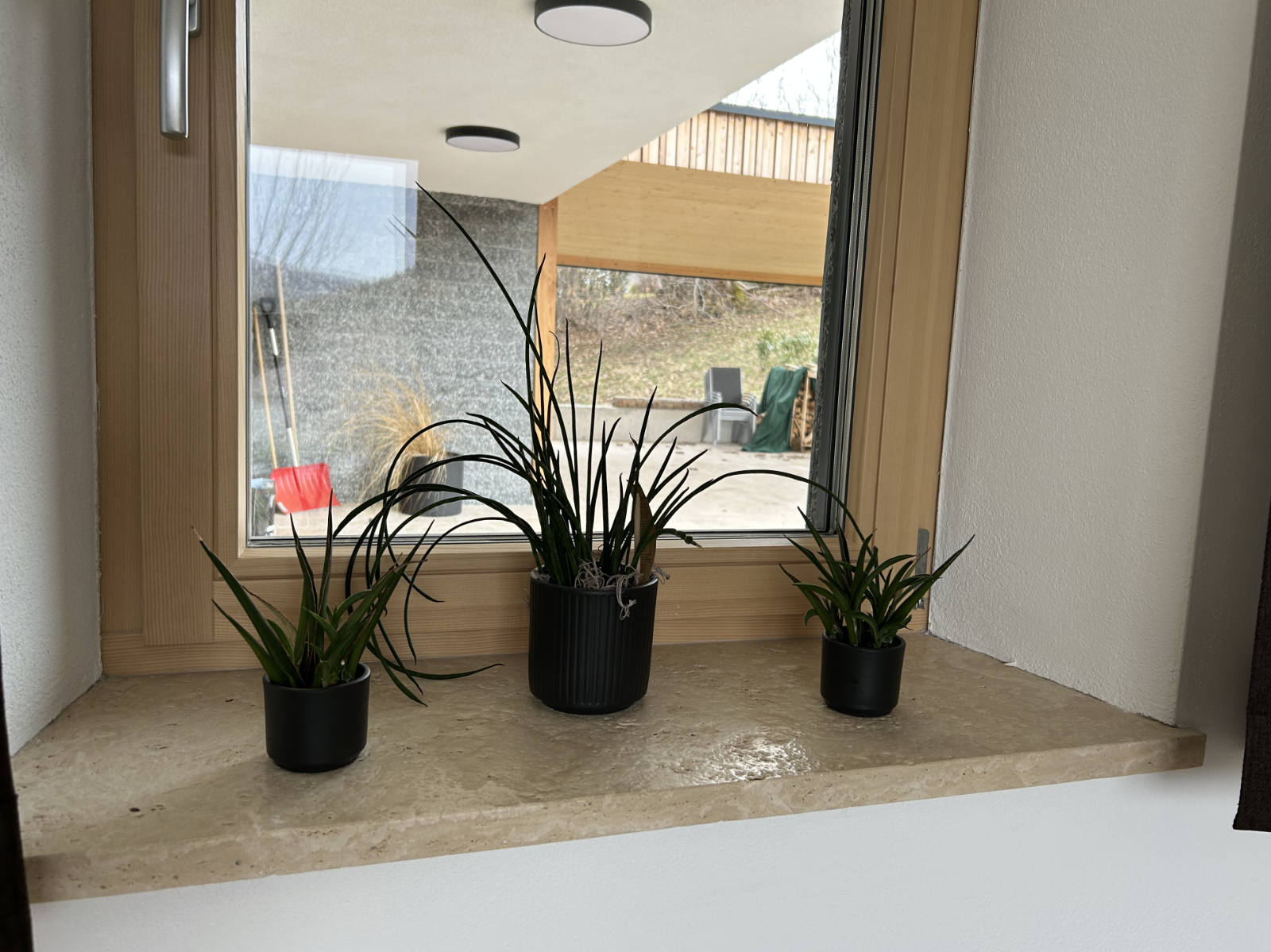 Fensterbänke für innen und außen aus Travertin Fensterbänke für innen und außen aus Travertin