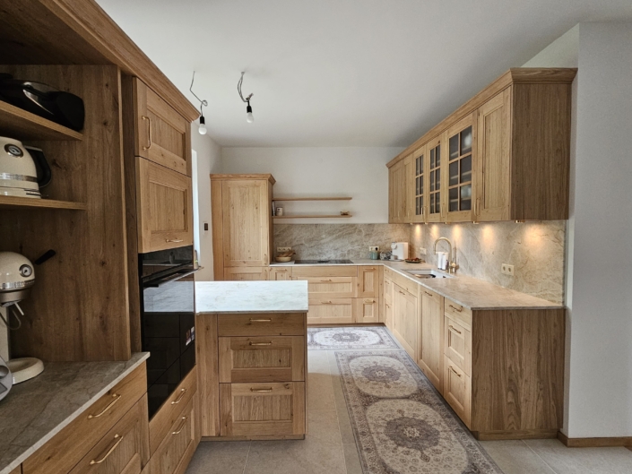 Blick auf Küchenzeile mit Geräten im Vordergrund