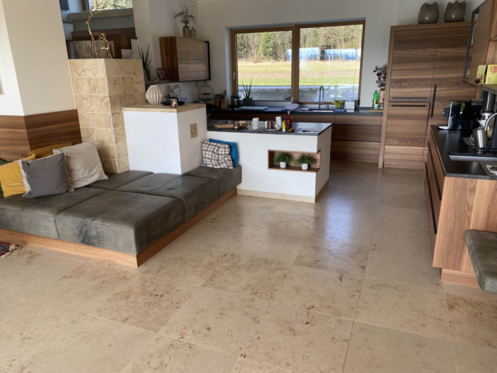 Blick auf Küche mit Sitzgelegenheit im Vordergrund