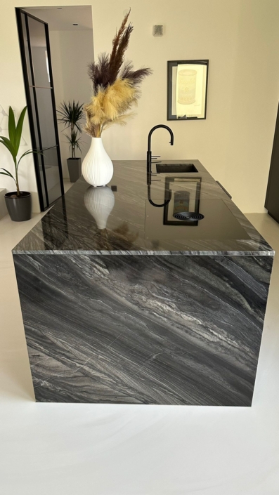 Kücheninsel Black Tempest mit Dekoration Vase und Abwasch mit Wasserhahn