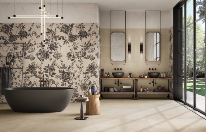 Badezimmer Mi Ro Blick auf Badezimmer mit zwei Waschbecken, Spiegel und einer Badewanne, rechts Blick ins Grüne