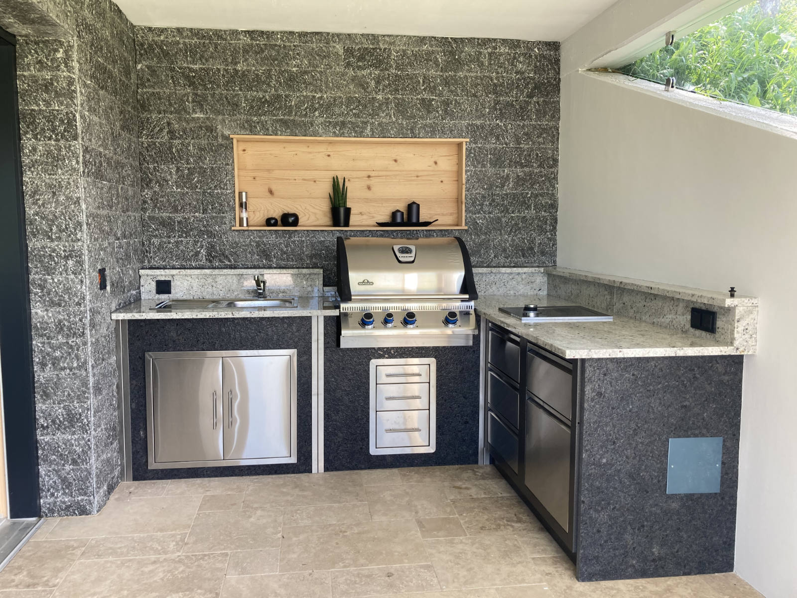 Outdoorküche mit Naturstein