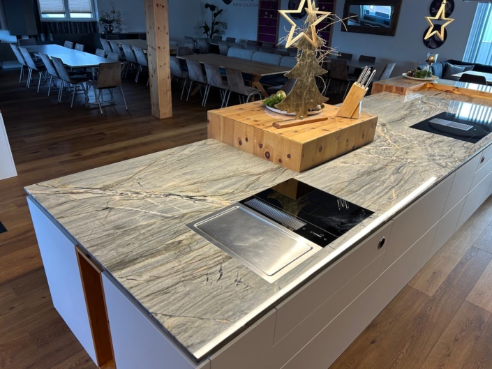 Kücheninsel mit weihnachtlichem Schmuck