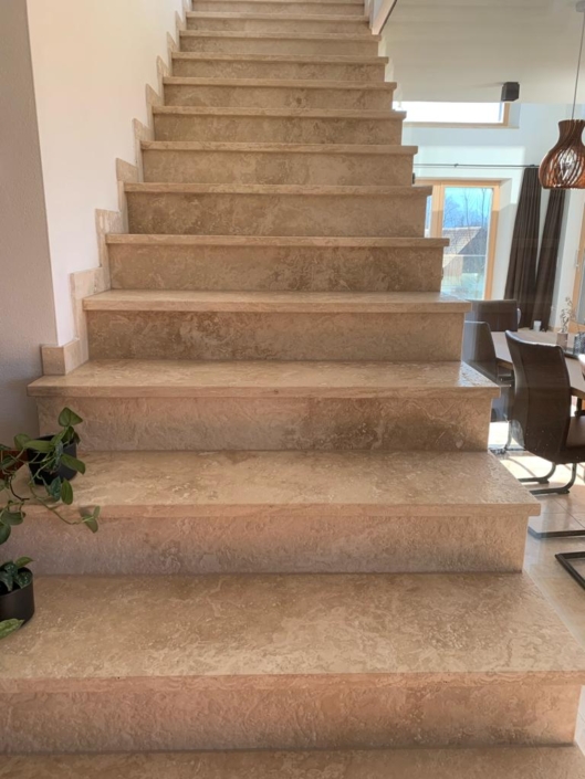 Treppe Travertin classic beige Treppe in Steinoptik, Travertin klassisch beige