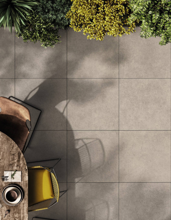 Verlegebeispiel Feinsteinzeug Reconcrete RO03 (80×80 cm) Option 1 (Prägnant & Natürlich – Empfehlung): Modern gestaltete Terrasse mit verlegten Feinsteinzeug-Platten Reconcrete RO03 im Format 80x80 cm