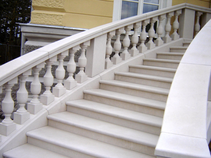 Treppenstufen mit Balustrade aus Vratza Naturstein Außentreppe mit geschwungenen Balustraden und Stufen aus hellem Vratza Kalkstein