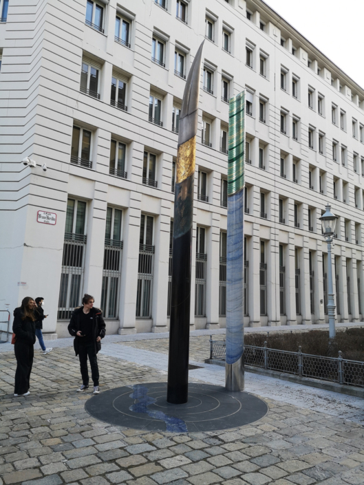 Säulen aus Azul Macaubas und Nero Assoluto – Bruno-Kreisky-Gasse Wien Exklusive Säulen aus blauem Azul Macaubas Quarzit und Nero Assoluto mit Glas in der Bruno-Kreisky-Gasse, Wien