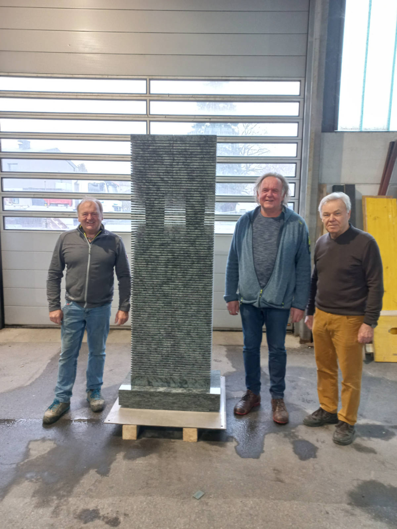 Erfolgreiche Kooperation: Seniorchef Richard Ehrlich mit CNC-Maschinist Franz Fischer (links) und dem Künstler Egon Straszer (rechts)