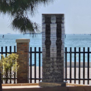 Die monumentale Steinskulptur aus Granit Verde Olivia in den venezianischen Giardini-Gärten während der Biennale Venedig 2026.
