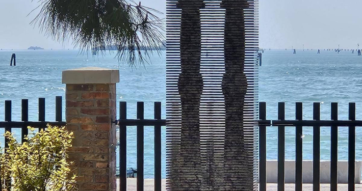 Die monumentale Steinskulptur aus Granit Verde Olivia in den venezianischen Giardini-Gärten während der Biennale Venedig 2026.
