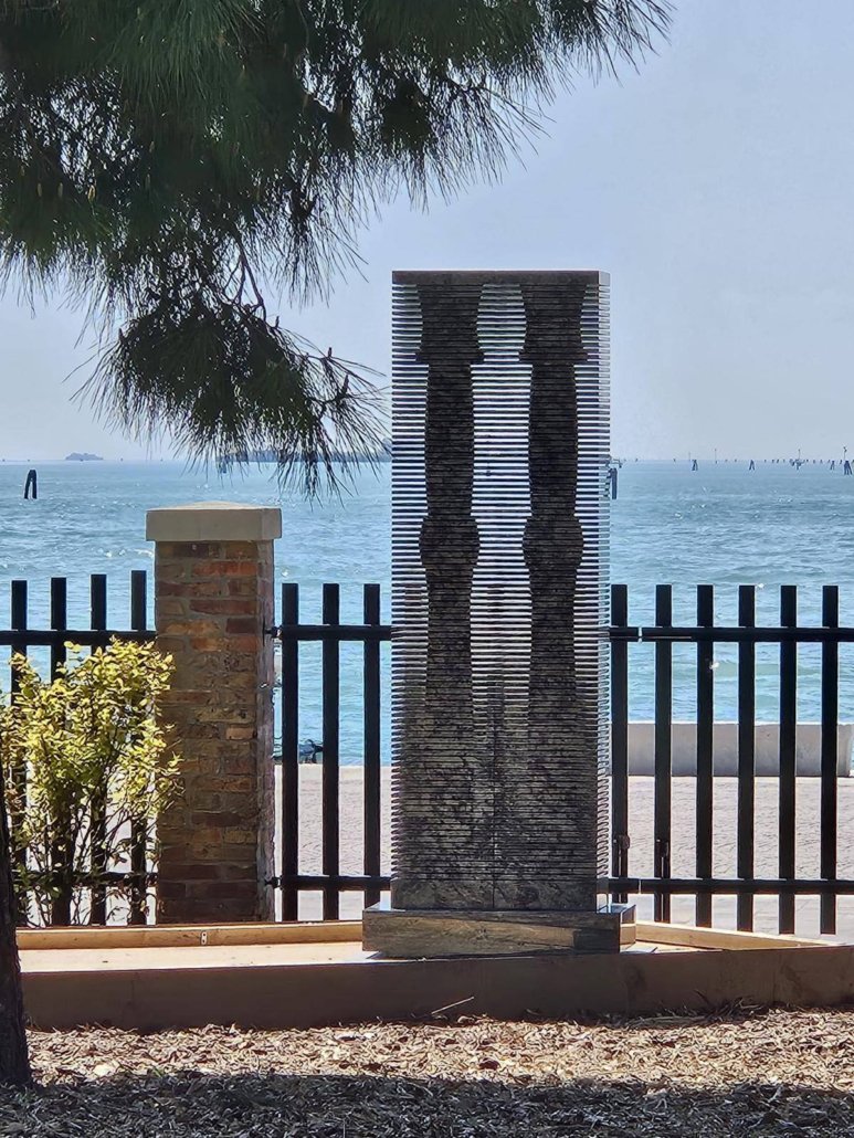 Die monumentale Steinskulptur aus Granit Verde Olivia in den venezianischen Giardini-Gärten während der Biennale Venedig 2026.