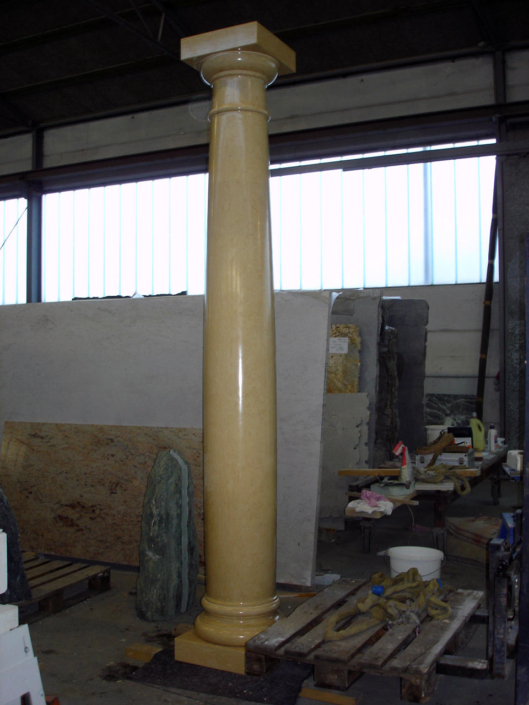 Marmorsäule Giallo Atlantide – Projekt Marbach Exklusive Säule aus Giallo Atlantide Marmor bei einem Projekt in Marbach