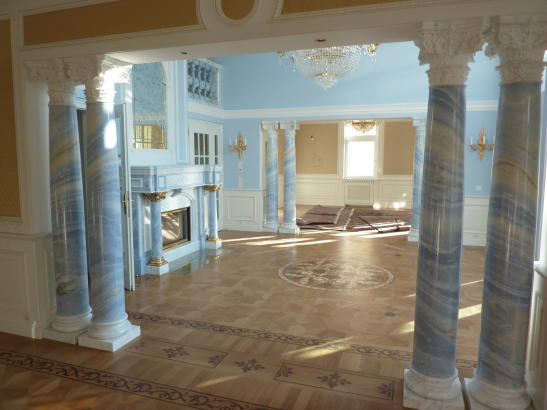 Säulen aus Azul Cielo und Carrara Statuario Marmor Säulen aus edlem Azul Cielo und Carrara Statuario Marmor