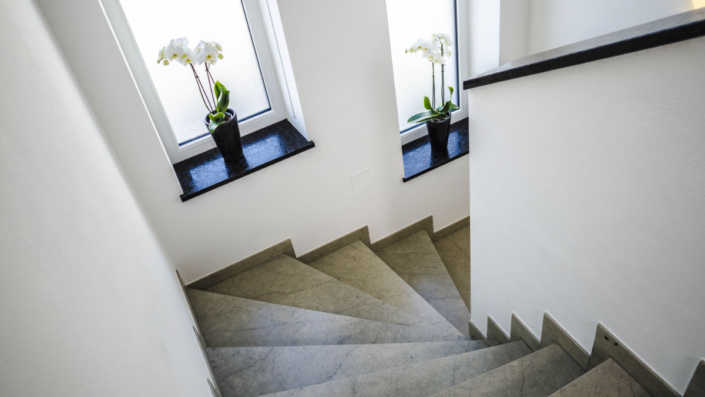 Stiege Platte bearbeitet modern Natursteine innen