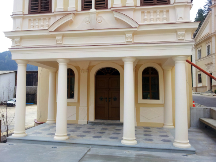 Frontansicht der Säulen aus Pietra Serena – Töpperkapelle Neubruck Frontansicht der historischen Säulen aus Pietra Serena in der Töpperkapelle Neubruck