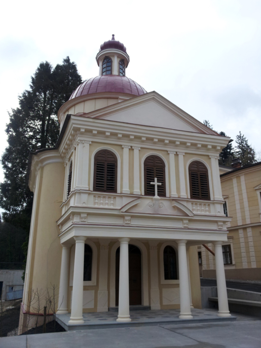 Säulen aus Pietra Serena in der Töpperkapelle Neubruck Säulen aus Pietra Serena in der Töpperkapelle Neubruck